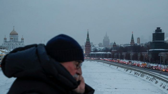 Снежни бури връхлетяха части от Русия в петък, покривайки Москва